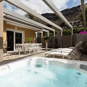 https://villas-de-taurito.in-canary-islands.com